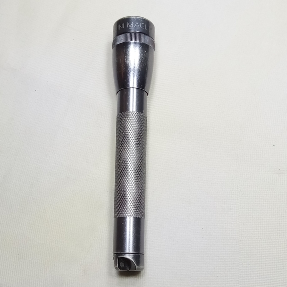 Maglite Mini AA 2 Cell Grey Flashlight - Picture 7 of 13